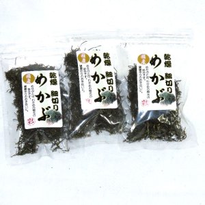 画像1: 【送料無料・ポスト投函便】細切りめかぶ ２０ｇ  ✕３袋 国産 乾燥 うどん ラーメン 酢の物 味噌汁 吸い物　